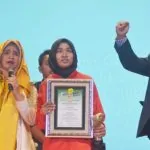 Kukuh Pertahankan Hijab, Miftahul Dihadiahi Umrah dan 212 Award