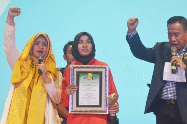 Kukuh Pertahankan Hijab, Miftahul Dihadiahi Umrah dan 212 Award