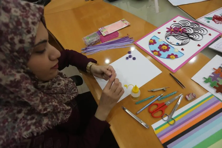 Bermodal Kreativitas, Seniman Gaza Hasilkan Karya Unik dari Gulungan Kertas