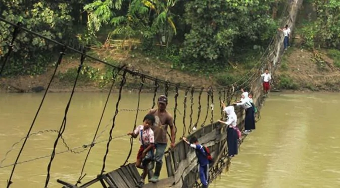 10 Lintasan Ekstrem Menuju Sekolah di Dunia