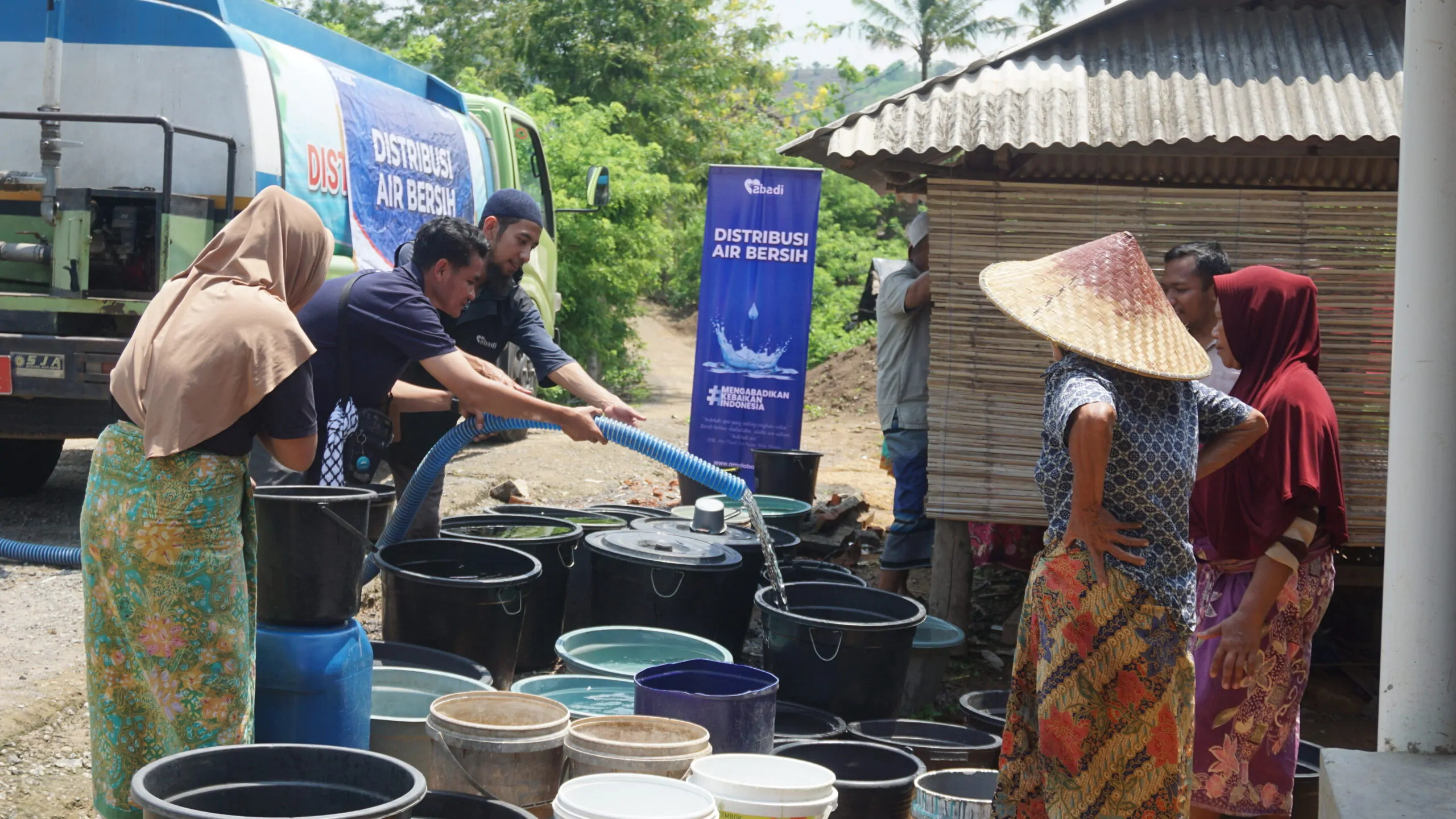 KRISIS AIR BERSIH DI LEMBAR, ABADI KEMBALI MENDISTRIBUSIKAN 7 TANGKI UKURAN 5500 L