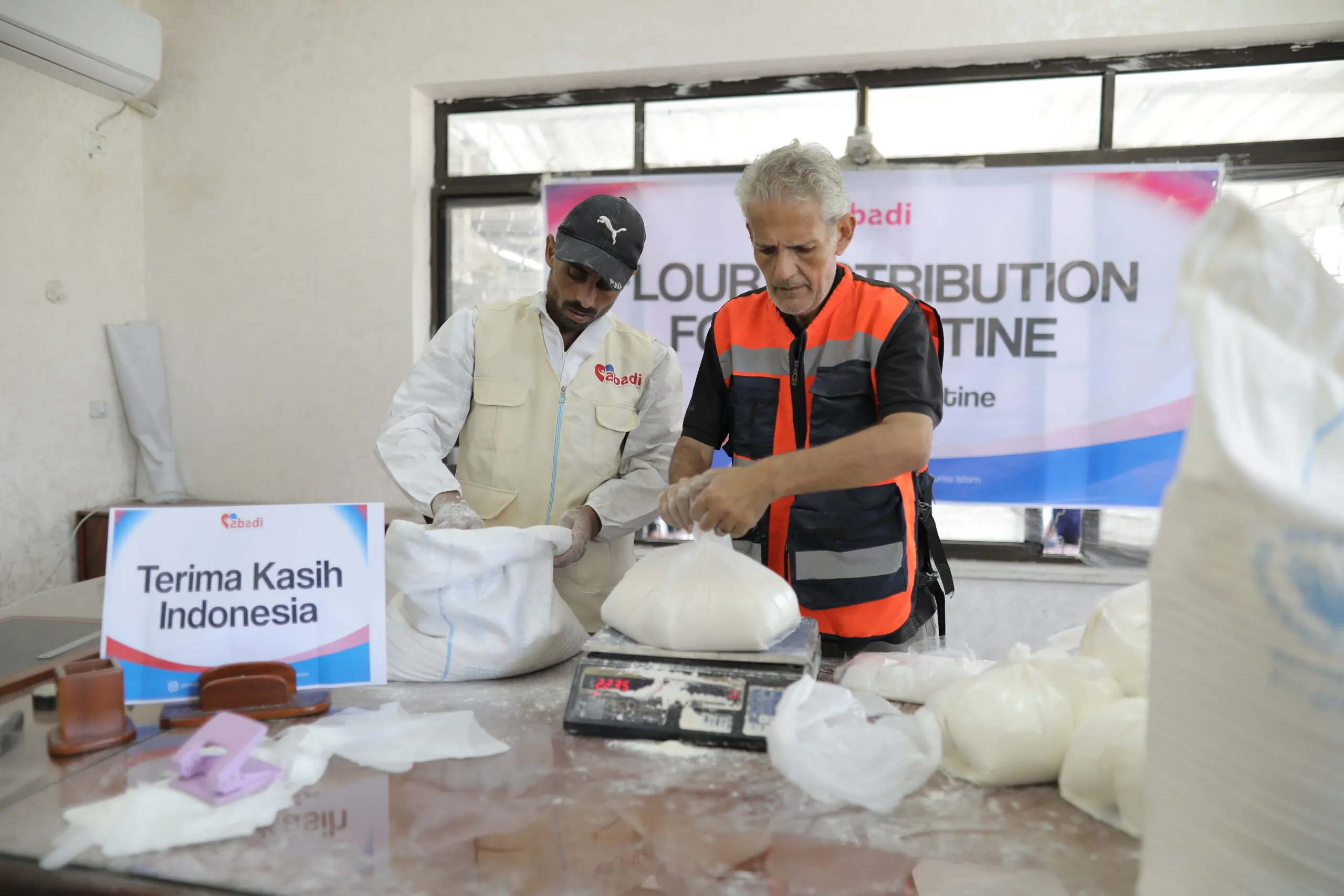 MESKI SEMPAT DI BOM, ABADI BERHASIL SALURKAN  BANTUAN TEPUNG!